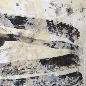 Op de afbeelding: Abstract schilderij met witte, grijze en zwarte penseelstreken op een doek. Het schilderij heeft een textuur en een moderne stijl.