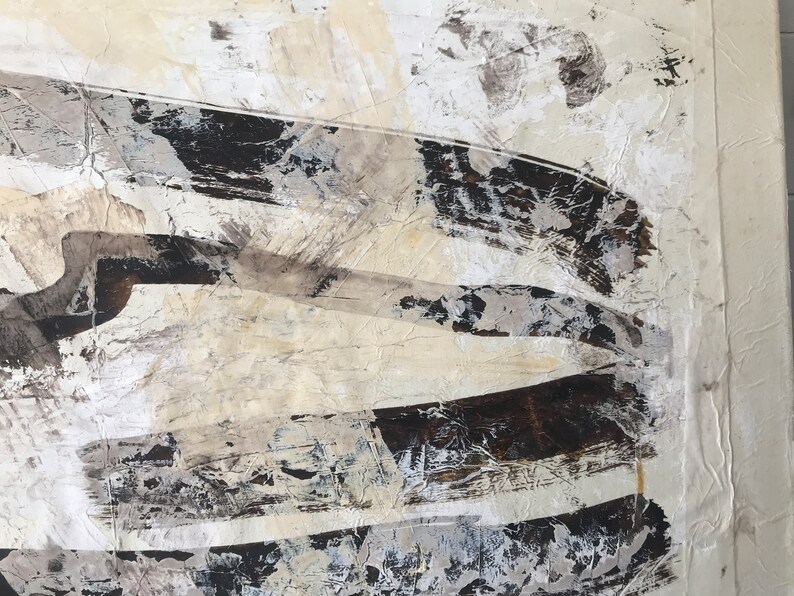 Op de afbeelding: Abstract schilderij met witte, grijze en zwarte penseelstreken op een doek. Het schilderij heeft een textuur en een moderne stijl.