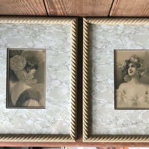 Reeks van 2 kaders, chromos oude bustes van vrouwen