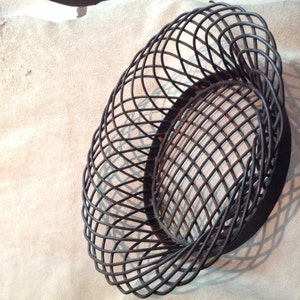 Cesta grande de metal tejido