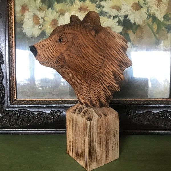 Tête d’ours en bois sculpté