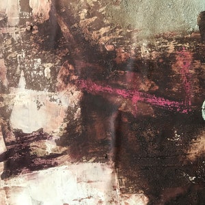 Puede incluir: Pintura abstracta con capas de pintura marr&oacute;n, rosa y blanca. La pintura tiene una superficie texturizada y un c&iacute;rculo verde con una l&iacute;nea que lo atraviesa en la esquina superior derecha.
