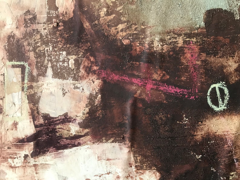 Puede incluir: Pintura abstracta con capas de pintura marr&oacute;n, rosa y blanca. La pintura tiene una superficie texturizada y un c&iacute;rculo verde con una l&iacute;nea que lo atraviesa en la esquina superior derecha.