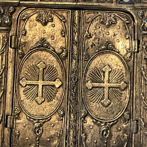 Metallram som öppnas för att visa bilden inuti. Religiös dekoration, änglar och kors bild 4