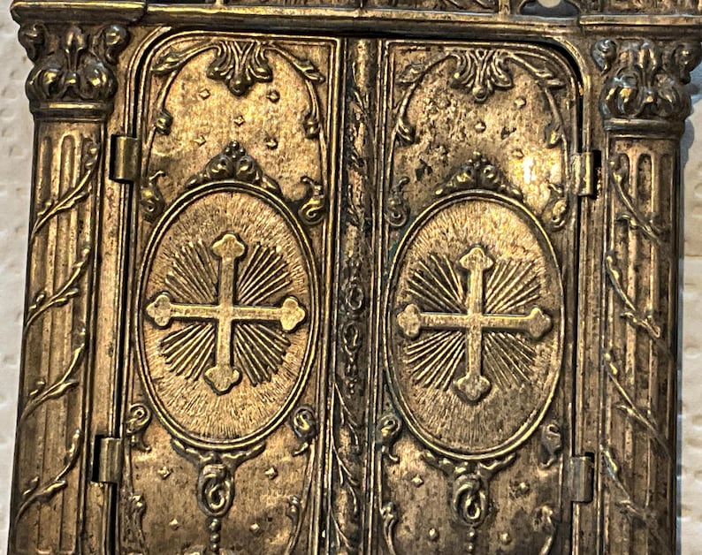 Metallram som öppnas för att visa bilden inuti. Religiös dekoration, änglar och kors bild 4
