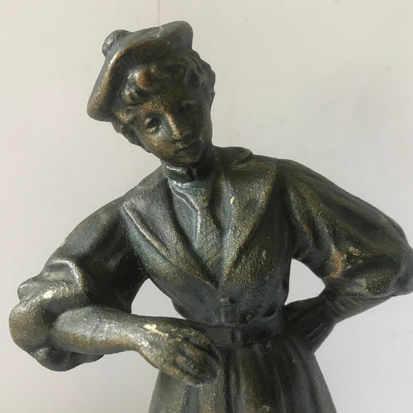 Statuette en zamac, jeune fille en habits anciens