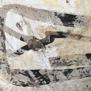 Op de afbeelding: Abstract schilderij met een textuurrijke, gelaagde uitstraling. Het schilderij heeft tinten wit, grijs en zwart, met een subtiele bruine ondertoon. De verf is in dikke streken aangebracht, waardoor een gevoel van diepte en beweging ontstaat.