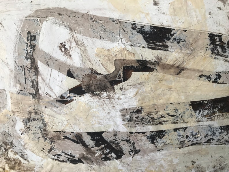 Op de afbeelding: Abstract schilderij met een textuurrijke, gelaagde uitstraling. Het schilderij heeft tinten wit, grijs en zwart, met een subtiele bruine ondertoon. De verf is in dikke streken aangebracht, waardoor een gevoel van diepte en beweging ontstaat.