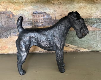 Bronzeskulptur mit dunkler Patina, Foxterrier-Hund