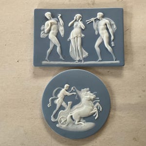 Ensemble de 2 plaques en porcelaine bleu et blanc , Limoges, France, imitation Wedgwood