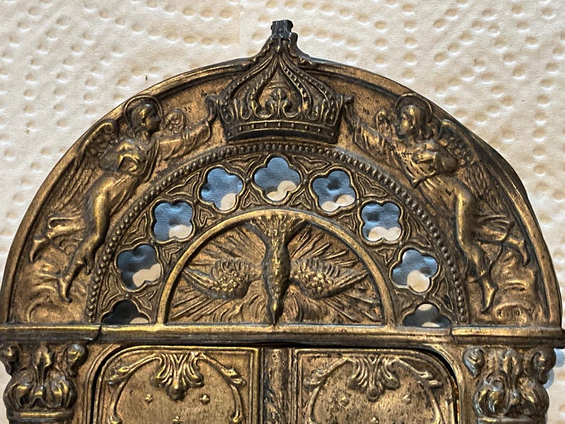 Metallram som öppnas för att visa bilden inuti. Religiös dekoration, änglar och kors bild 2