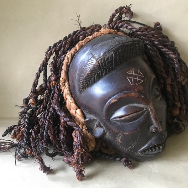 African mask Chokwé  with végétal fibres headdress