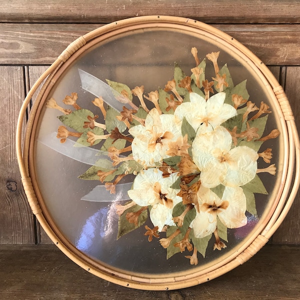 Plateau à encadrement en bambou avec bouquet de fleurs séchées