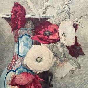 以下が含まれることがあります： 赤、白、ピンクの花が挿された花瓶の水彩画。花瓶は青と白のパターンで飾られています。花は緩やかで自然なスタイルで配置されています。