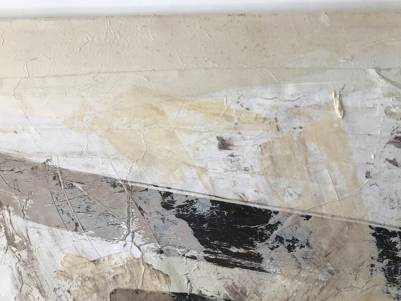 Op de afbeelding: Abstract schilderij met witte, grijze en zwarte verfstreken. Het schilderij heeft een textuur en een moderne stijl.