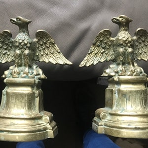 Zware bronzen chenêts, adelaar naar links gedraaid