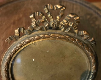 Little gilt bronze round Louis XVI style frame