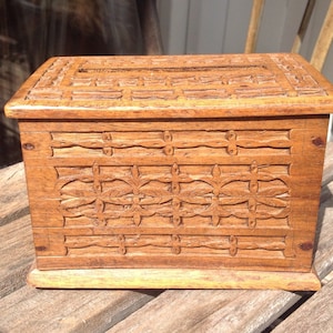 Cigarette box, cigarette dispenser