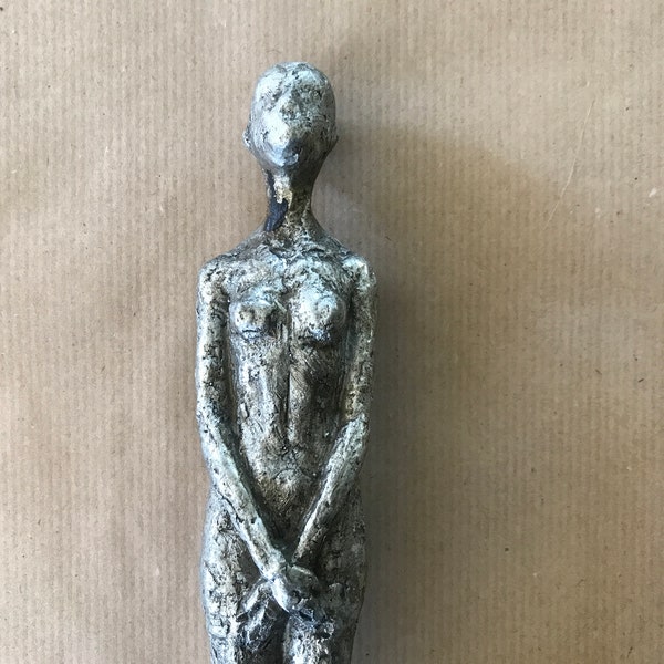 Statuette femme en résine imitation métal, femme nue