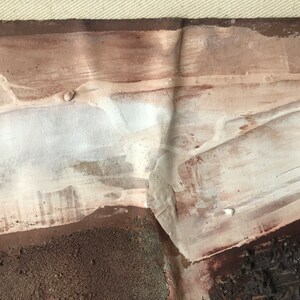 Puede incluir: Pintura abstracta con pinceladas marrones, blancas y beige sobre un lienzo. La pintura se aplica en una capa gruesa y texturizada, creando una sensaci&oacute;n de profundidad y movimiento.