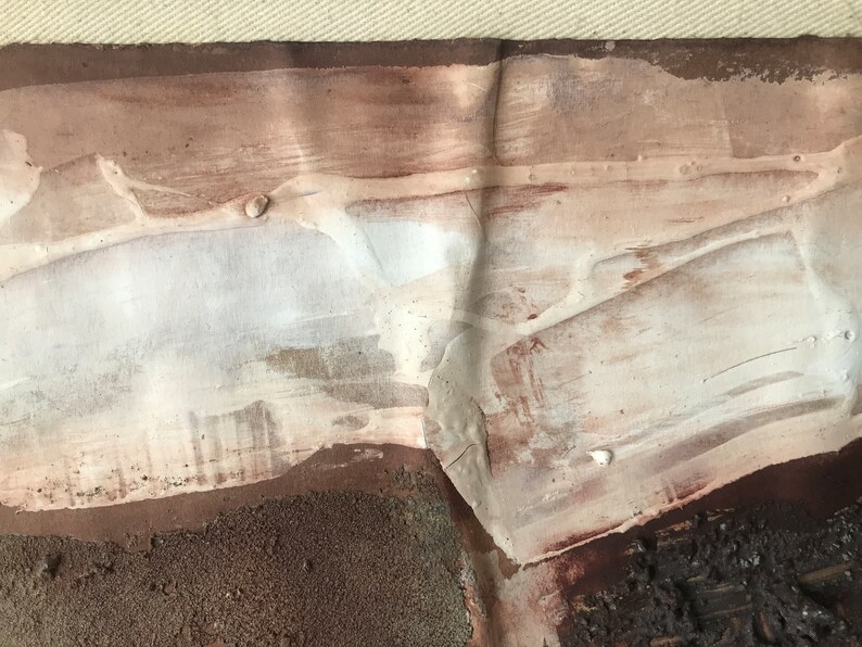 Puede incluir: Pintura abstracta con pinceladas marrones, blancas y beige sobre un lienzo. La pintura se aplica en una capa gruesa y texturizada, creando una sensaci&oacute;n de profundidad y movimiento.