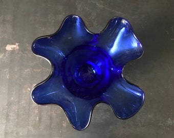 Vase mouchoir en cristal années 1970, cristal bleu, pièce unique