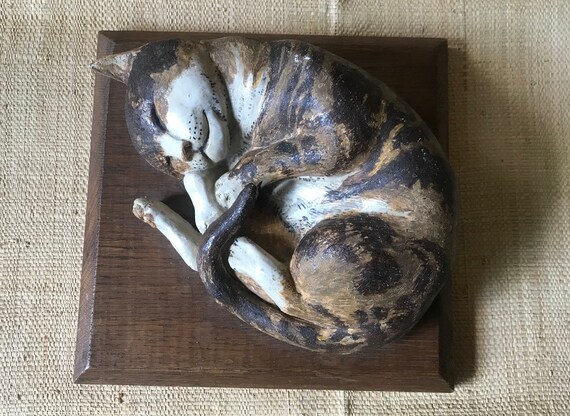 Chat En Terre Cuite Peint A La Main Sur Socle En Bois Etsy Canada