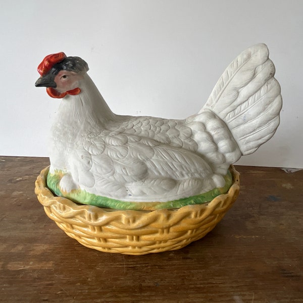 Plat en céramique en forme de panier couvert d’une poule, Staffordshire, fin 19 ème siècle