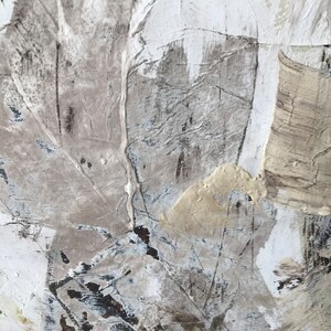 Op de afbeelding: Abstract schilderij met witte, grijze en beige verfstreken. De verf is aangebracht in een dikke, textuurrijke laag, waardoor een gevoel van diepte en beweging ontstaat.