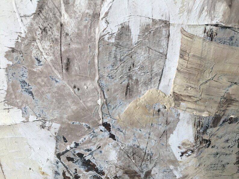 Op de afbeelding: Abstract schilderij met witte, grijze en beige verfstreken. De verf is aangebracht in een dikke, textuurrijke laag, waardoor een gevoel van diepte en beweging ontstaat.