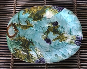 Plato de espárragos en lodo, terracota vidriada, cerámica esmaltada, mayólica