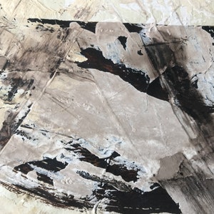 Op de afbeelding: Abstract schilderij met zwarte, witte en grijze verfstreken. De verf is aangebracht in een dikke, textuurrijke laag, waardoor een dynamische en expressieve compositie ontstaat.