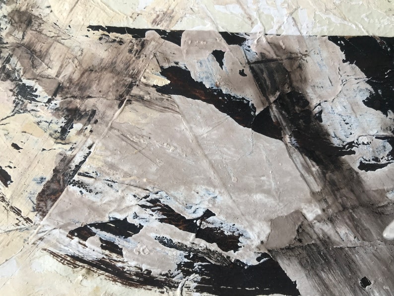 Op de afbeelding: Abstract schilderij met zwarte, witte en grijze verfstreken. De verf is aangebracht in een dikke, textuurrijke laag, waardoor een dynamische en expressieve compositie ontstaat.