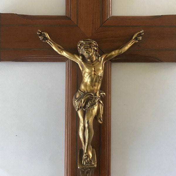 Croix en bois fruitier avec christ en métal