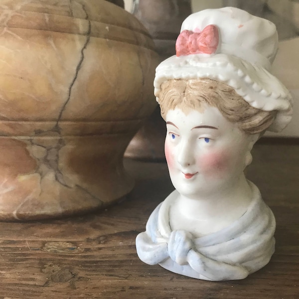 Petit pot en porcelaine ancienne en forme de tête de femme avec chapeau