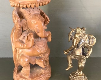 Conjunto de 2 estatuillas del dios Ganesh, una hecha de madera, una bronce