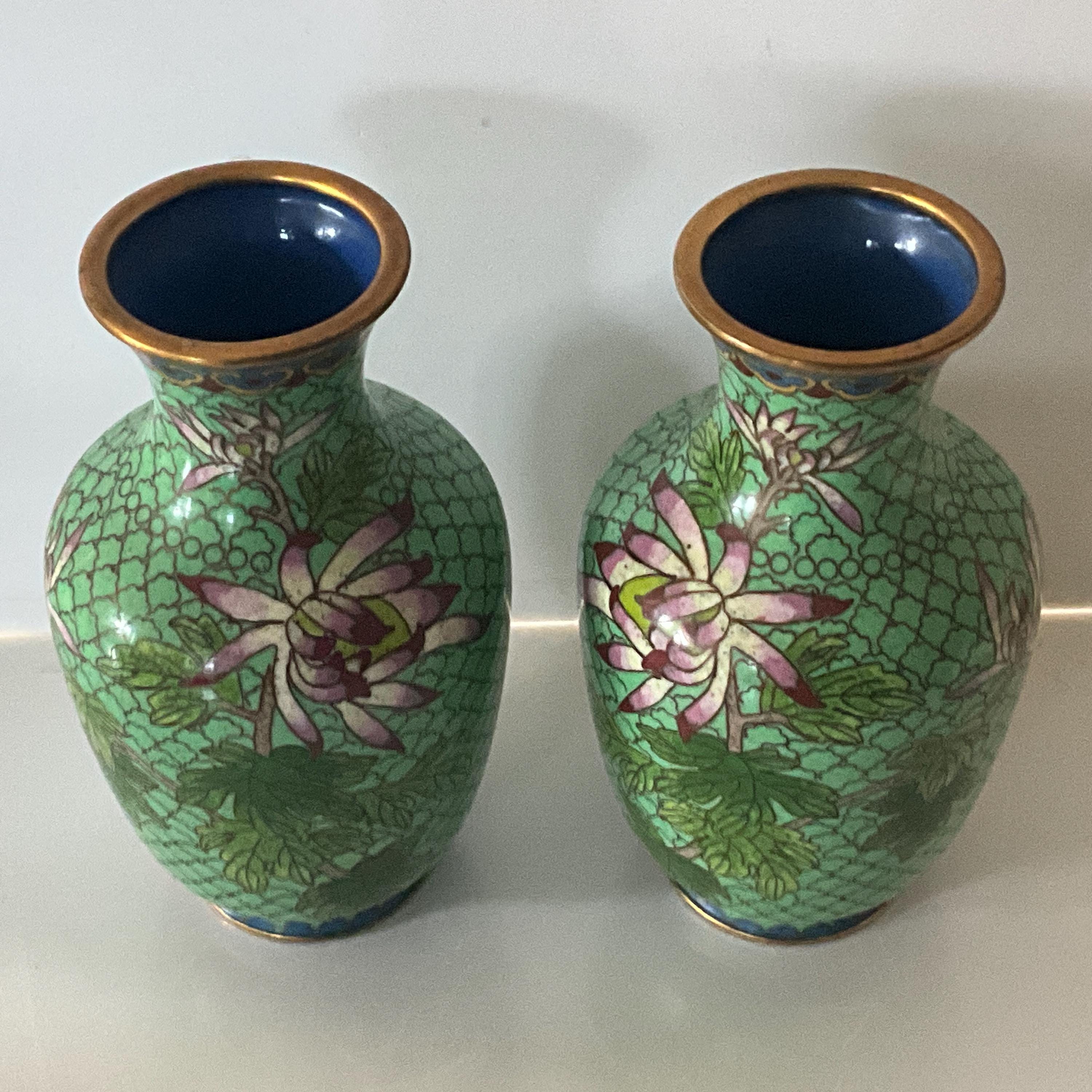 小ぶりの緑色の花柄七宝焼花瓶