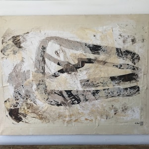 Op de afbeelding: Abstract schilderij op canvas met zwarte, witte en bruine penseelstreken. Het schilderij heeft een textuur en een minimalistische stijl.