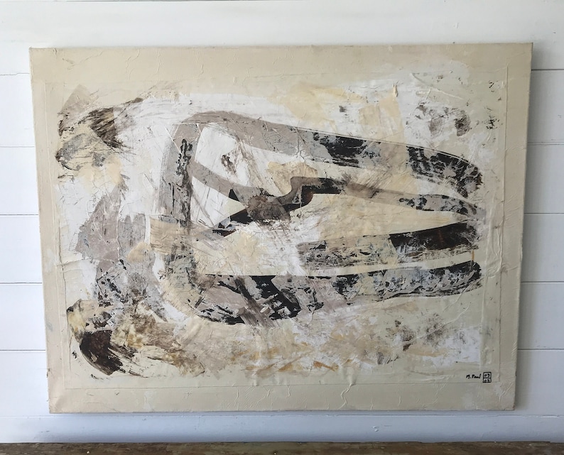 Op de afbeelding: Abstract schilderij op canvas met zwarte, witte en bruine penseelstreken. Het schilderij heeft een textuur en een minimalistische stijl.
