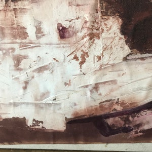 Puede incluir: Pintura abstracta con pinceladas marrones, blancas y moradas. La pintura tiene una superficie texturizada y un aspecto en capas.