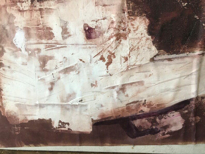 Puede incluir: Pintura abstracta con pinceladas marrones, blancas y moradas. La pintura tiene una superficie texturizada y un aspecto en capas.