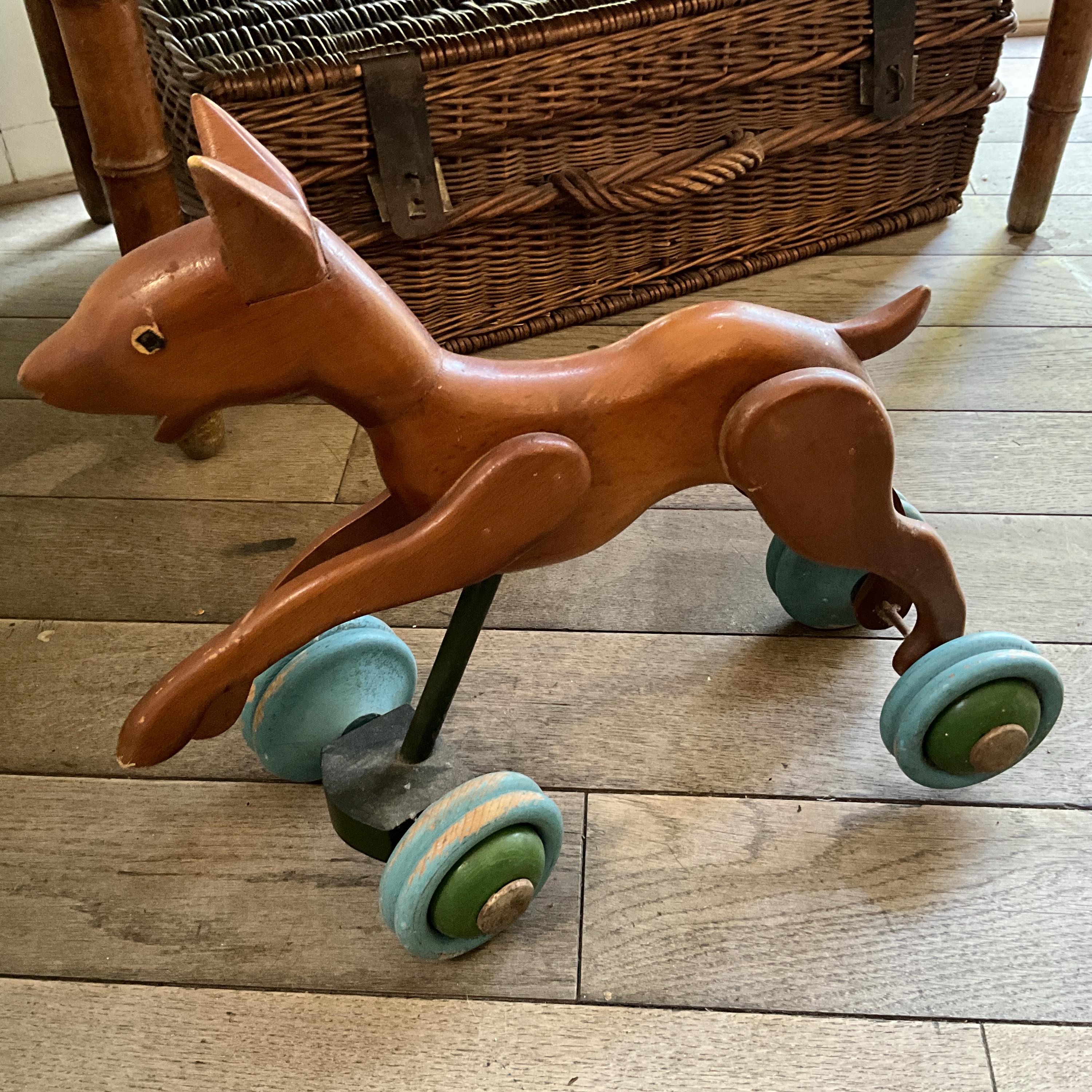 Ancien jouet en bois chien sur roulette
