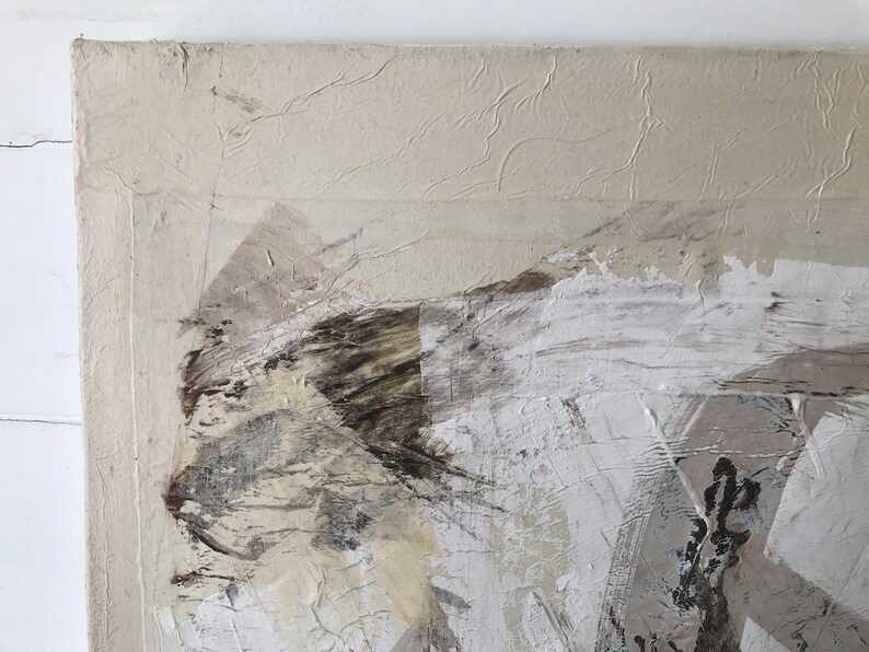 Op de afbeelding: Abstract schilderij op canvas met een textuur achtergrond. Het schilderij heeft tinten van wit, bruin en grijs in een gelaagde en abstracte stijl.