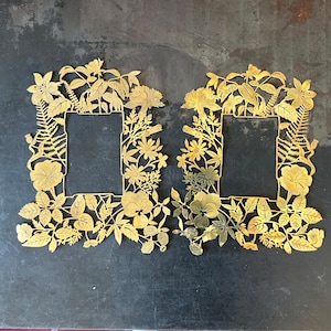 Uitgesneden vergulde metalen plaquette, bloemmotieven, circa 1900