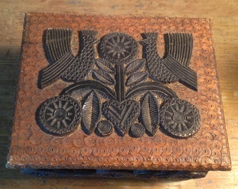 Carved wood box from the 70', made in Poland, décor of birds