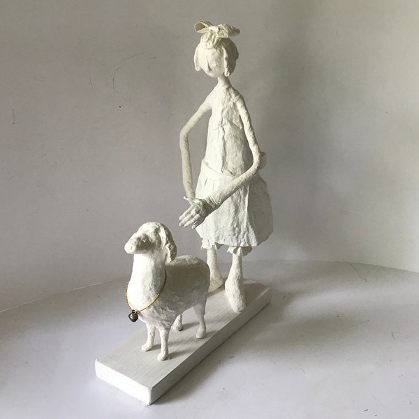 Femme et mouton en papier mâché