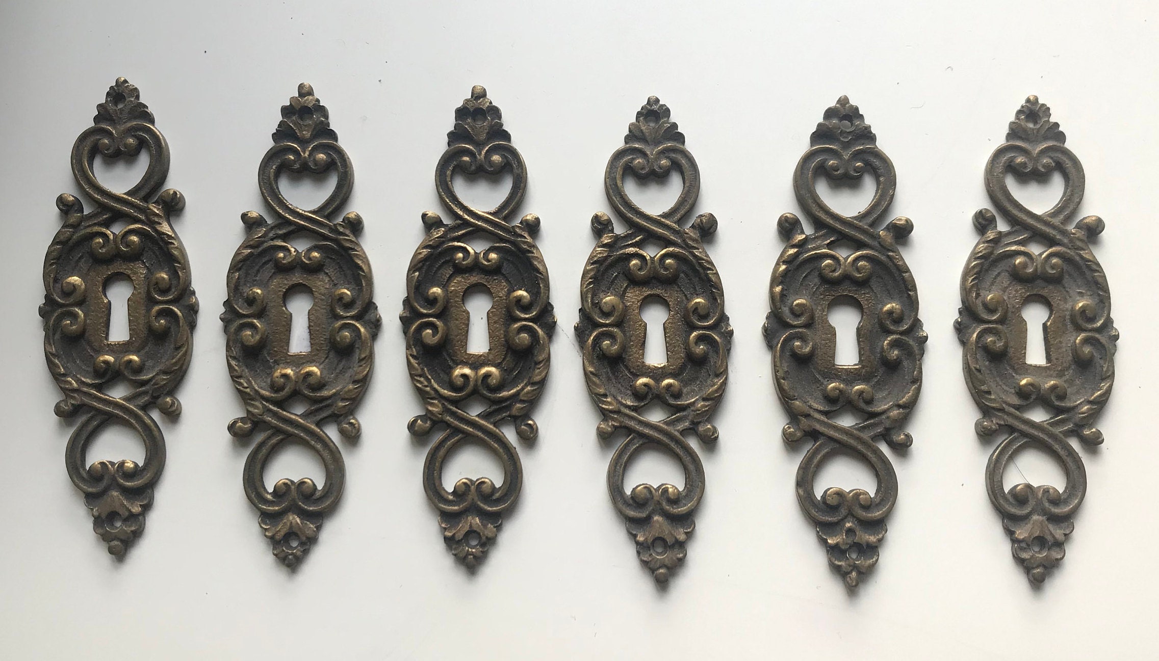 2 Entrées De Serrure En Laiton Décoré - Dimensions 5,6 X 6,7 Cm - Occasion Bon état - Vintage