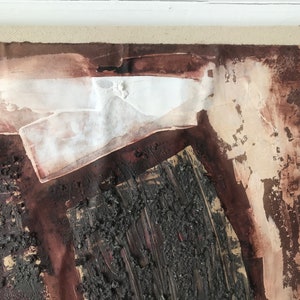 Puede incluir: Pintura abstracta sobre lienzo con pintura marr&oacute;n, blanca y negra. La pintura tiene una superficie texturizada y parece estar enmarcada.
