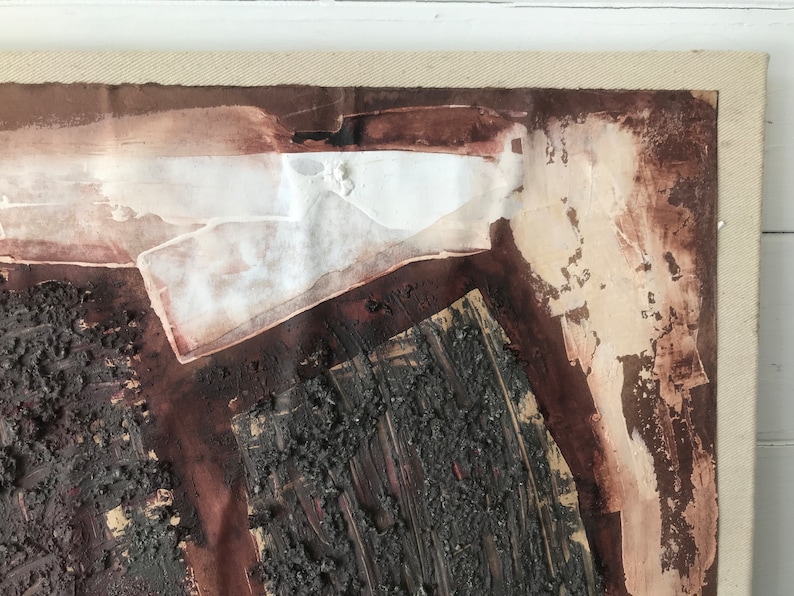 Puede incluir: Pintura abstracta sobre lienzo con pintura marr&oacute;n, blanca y negra. La pintura tiene una superficie texturizada y parece estar enmarcada.