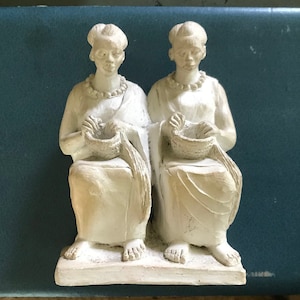 Light-colored terracotta statuette, 2 African women weaving baskets, signed on the underside